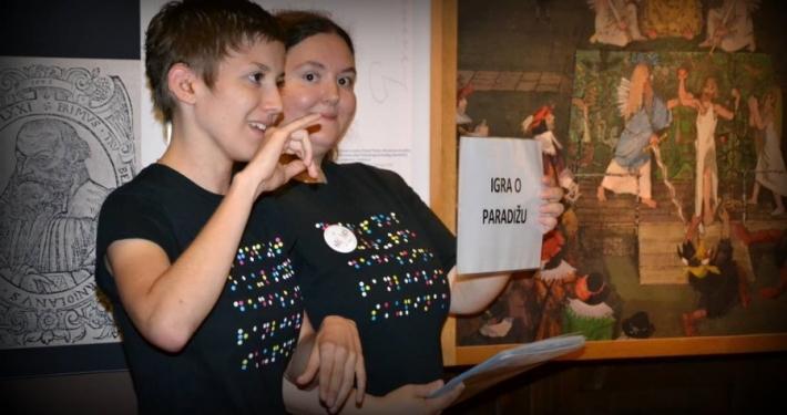 Bo obiskovalce po stalni razstavi v slovenskem znakovnem jeziku popeljala Melanie Likar v sodelovanju s kustosinjo pedagoginjo mag. Sandro Jenko.