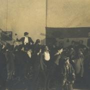 Nemalo znamenitih replik iz danes kanonizirane drame Ivana Cankarja je že ob nastanku sprožilo burne odzive, kar je vplivalo na samo uprizarjanje dela.