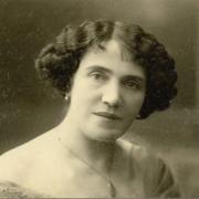 Portret Avguste Danilove iz Fedore leta 1911 – iz njene zapuščine v SLOGI. Vir: Ikonoteka SLOGI – Gledališki muzej.