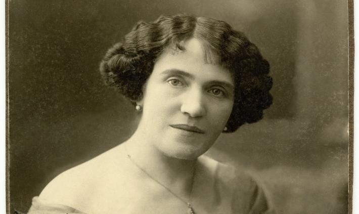 Portret Avguste Danilove kot Kneginja Fedora Romazova v drami Fedora Victoriena Sardouja iz leta 1911 – iz njene zapuščine v SLOGI – Gledališkem muzeju. Vir: Ikonoteka SLOGI – Gledališki muzej.