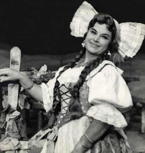 Vilma Bukovec kot Marinka, Bedřich Smetana: Prodana nevesta (režiser Ciril Debevec, dirigent Rado Simoniti, Opera SNG v Ljubljani, premiera 28. 4. 1955). Vir: Ikonoteka SLOGI – Gledališki muzej.