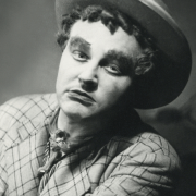 Bojan Stupica kot Macheath, poglavar tolovajske tolpe v Brechtovi in Weillovi Beraški operi, prvi slovenski uprizoritvi katere izmed iger Bertolta Brechta (Narodno gledališče v Ljubljani, premiera 30. 9. 1937), ki jo je tudi režiral in zanjo zasnoval scenografijo. Vir: Ikonoteka SLOGI – Gledališki muzej.