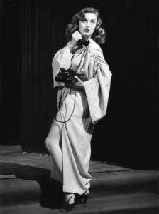 Alja Tkačev kot Ona v predstavi Jean Cocteau: Človeški glas, Komedijantski atelje, režiser: Janez Sršen, premiera: 1. 9. 1958, Radovljica. Vir Ikonoteka SLOGI – Gledališki muzej.