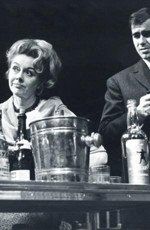Duša Počkaj (Martha) in Danilo Benedičič (Nick) v Kdo se boji Virginije Woolf, rež. Mile Korun, Drama SNG Ljubljana, 1964. Foto: Vlastja Simončič. Vir : Ikonoteka SLOGI – Gledališki muzej.