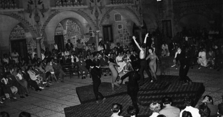 J. W. Goethe, Faust, režija Balbina Battelino Baranović, Eksperimentalno gledališče, premiera 6. 7. 1959, preddverje Križank. Vir: Ikonoteka SLOGI – Gledališki muzej.