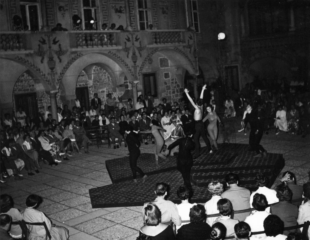J. W. Goethe, Faust, režija Balbina Battelino Baranović, Eksperimentalno gledališče, premiera 6. 7. 1959, preddverje Križank. Vir: Ikonoteka SLOGI – Gledališki muzej.
