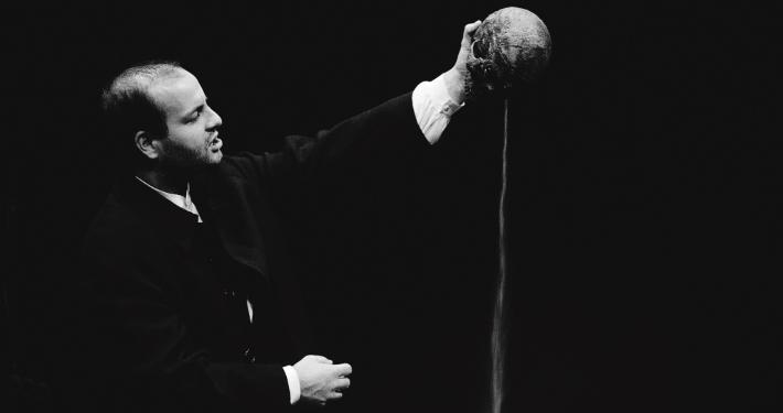 Jernej Šugman kot Hamlet v: William Shakespeare, Hamlet, SNG Drama Ljubljana, 1994/95. Foto: Tone Stojko. Vir: Ikonoteka SLOGI – Gledališki muzej.