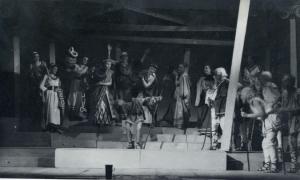 Aristofan, Lisistrata, režiser Mirko Mahnič, Mestno gledališče ljubljansko, premiera 23. 5. 1953. Scenografski osnutek: Milan Butina; foto: Vlastja Simončič; hrani: Ikonoteka SLOGI – Gledališki muzej.