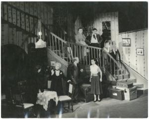 Mira Mihelič, Zlati oktober, režiser Jože Tiran, Mestno gledališče ljubljansko, premiera 25. 9. 1954. Scenografski osnutek: Milan Butina; foto: Vlastja Simončič; hrani: Ikonoteka SLOGI – Gledališki muzej.