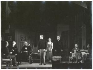 Armand Salacrou, Življenje ni resno, režiser Jože Gale, Mestno gledališče ljubljansko, premiera 19. 5. 1956. Scenografski osnutek: Milan Butina; foto: Vlastja Simončič; hrani: Ikonoteka SLOGI – Gledališki muzej.