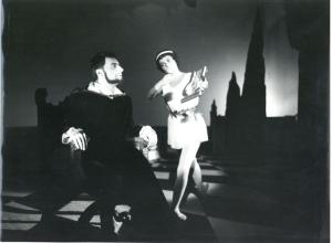 William Shakespeare, Dvanajsta noč ali Kar hočete, režiser Janez Vrhunc, Mestno gledališče ljubljansko, premiera 9. 10. 1963. Scenografski osnutek: Milan Butina; foto: Vlastja Simončič; hrani: Ikonoteka SLOGI – Gledališki muzej.