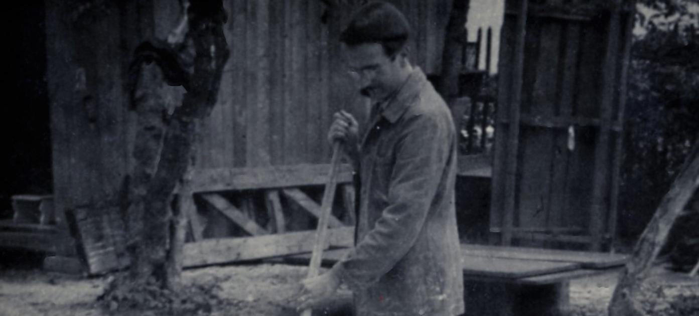 Milan Butina med poslikavo kulis na dvorišču Mestnega gledališča ljubljanskega.