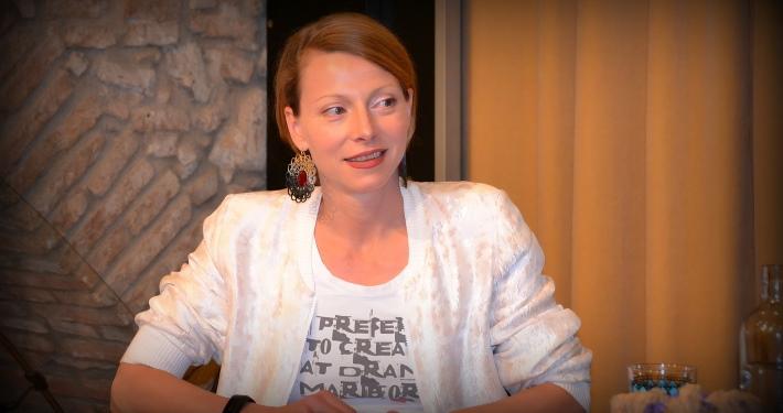 Nataša Matjašec Rošker v Slovenskem gledališkem inštitutu 17. 5. 2016; pogovor v sklopu »Naježeno in jedrnato v živo«, ki ga je pripravila in vodila Jedrt Jež Furlan. Foto: SLOGI.