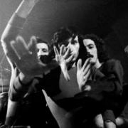 Janez Vrečko, Samo Gabrijelčič in Zdenko Kodrič v: Dane Zajc, Potohodec, r. Lado Kralj, Gledališče Pekarna, 1972. Foto: Tone Stojko. Vir: Ikonoteka SLOGI – Gledališki muzej.