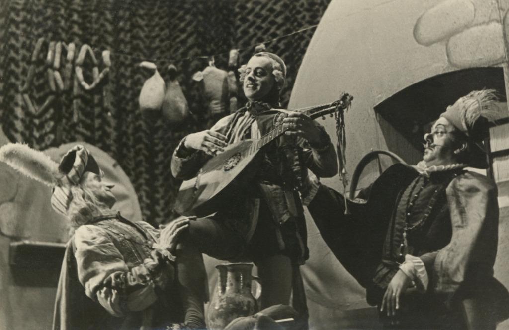 Shakespeare_Kar hočete_SNG MB_SLOGI William Shakespeare, Kar hočete, režiser Edo Verdonik, Drama SNG Maribor, premiera 25. oktobra 1947. Na fotografiji: Edo Verdonik kot Vitez Andrej Bledica, Dušan Mevlja kot Norec, Arnold Tovornik kot Vitez Tobija Rig. Vir: Ikonoteka SLOGI – Gledališki muzej.
