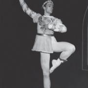 Henrik Neubauer kot Paž (v: Fran Lhotka, Srednjeveška ljubezen, režija in koreografija Pia in Pino Mlakar, SNG v Ljubljani – Opera, 1950/51). Vir: Ikonoteka SLOGI – Gledališki muzej.