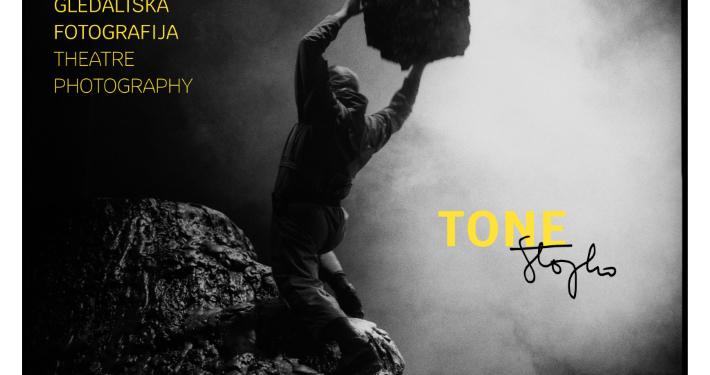 Naslovni plakat potujoče razstave Tone Stojko, Gledališka fotografija/Theatre Photography. Fotografija na plakatu: Dušan Jovanović, Kdo to poje Sizifa, SNG Drama Ljubljana, premiera 12. 1. 1997. Foto: Tone Stojko; vir: SLOGI.
