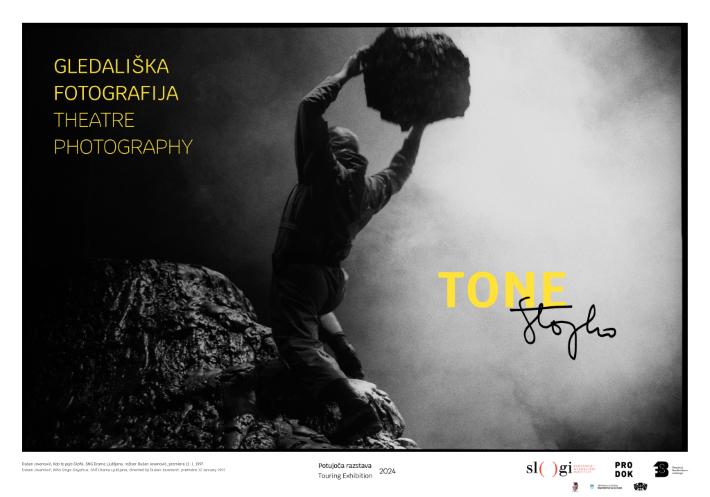 Naslovni plakat potujoče razstave Tone Stojko, Gledališka fotografija/Theatre Photography. Fotografija na plakatu: Dušan Jovanović, Kdo to poje Sizifa, SNG Drama Ljubljana, premiera 12. 1. 1997. Foto: Tone Stojko; vir: SLOGI.