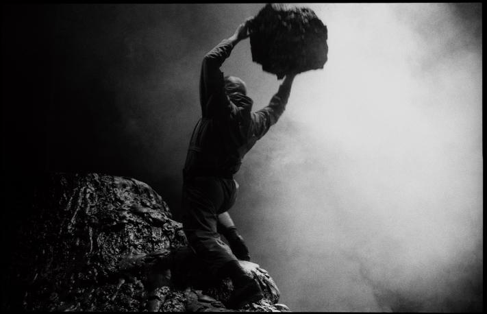 Dušan Jovanović, Kdo to poje Sizifa, SNG Drama Ljubljana, premiera 12. 1. 1997. Foto: Tone Stojko; vir: SLOGI.