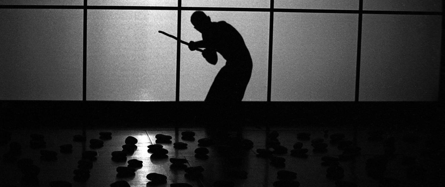 Boris Mihalj v: Gertrude Stein, avtorski projekt režiserja Vlada Repnika, Gledališče VR in Istarsko narodno kazalište (Pulj), 1994. Foto: Tone Stojko. Vir: Ikonoteka SLOGI – Gledališki muzej.