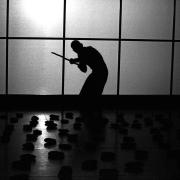 Boris Mihalj v: Gertrude Stein, avtorski projekt režiserja Vlada Repnika, Gledališče VR in Istarsko narodno kazalište (Pulj), 1994. Foto: Tone Stojko. Vir: Ikonoteka SLOGI – Gledališki muzej.