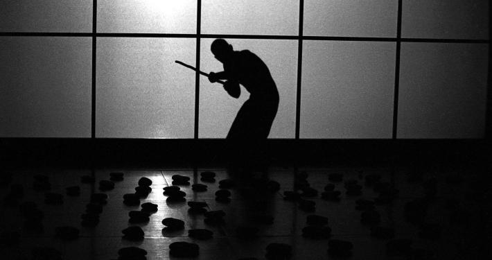 Boris Mihalj v: Gertrude Stein, avtorski projekt režiserja Vlada Repnika, Gledališče VR in Istarsko narodno kazalište (Pulj), 1994. Foto: Tone Stojko. Vir: Ikonoteka SLOGI – Gledališki muzej.