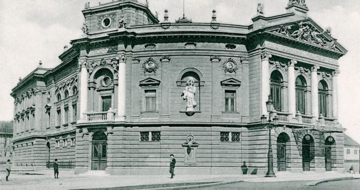 Na fotografiji: Izsek iz razglednice nekdanjega Deželnega gledališča, današnjega SNG Opera in balet Ljubljana. Vir. Sandra Jenko.