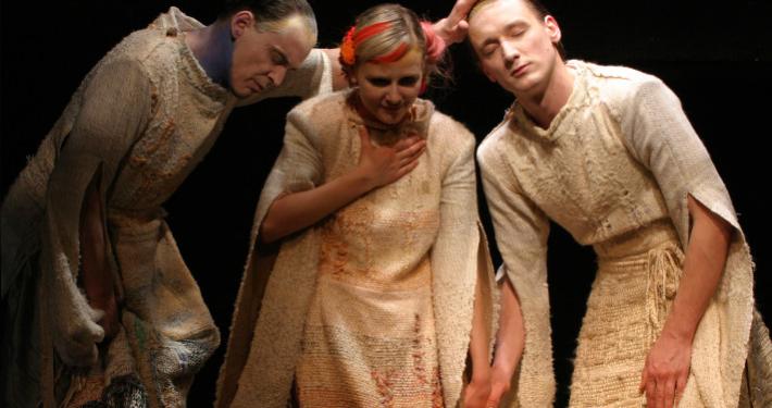 Črimekundan ali Brezmadežni, režiser Jernej Lorenci, SNG Drama v Ljubljani – Mala Drama, premiera 15. aprila 2005. Foto: Tone Stojko; vir: Ikonoteka SLOGI – Gledališki muzej.