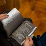 Teorije prakse, predstavitev prve številke zbornika za uprizoritvene metodologije in prakse, 12. decembra 2025 v Dvorani Slovenskega gledališkega inštituta. Foto: Zavod Melara.