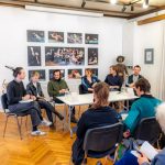 Teorije prakse, predstavitev prve številke zbornika za uprizoritvene metodologije in prakse, 12. decembra 2025 v Dvorani Slovenskega gledališkega inštituta. Foto: Zavod Melara.