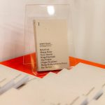 Teorije prakse, predstavitev prve številke zbornika za uprizoritvene metodologije in prakse, 12. decembra 2025 v Dvorani Slovenskega gledališkega inštituta. Foto: Zavod Melara.