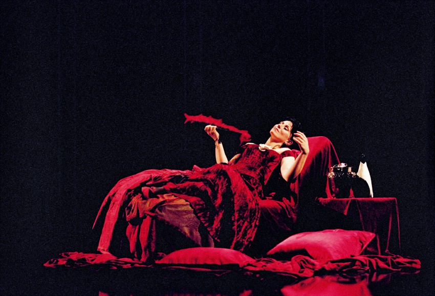Martina Zadro v predstavi La traviata, 2003, arhiv SNG Opera in balet Ljubljana, fotograf Robert Balen.