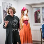 Cveta Mirnik: kostumografinja in njen svet, odprtje razstave. Savinov likovni salon Žalec, 26. marca 2026. Foto: ZKŠT Zavod za kulturo, šport in turizem Žalec.