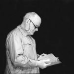 Mile Korun ob postavitvi Molièrove komedije Tartuffe v Mestnem gledališču ljubljanskem leta 1997. Foto: Tone Stojko, vir: Ikonoteka SLOGI – Gledališki muzej.