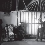 Beraška opera, režija Bojan Stupica, Narodno gledališče v Ljubljani, premiera 30. 9. 1937. Vir fotografije: Ikonoteka SLOGI – Gledališki muzej. Na fotografiji, v kletki: Bojan Stupica.
