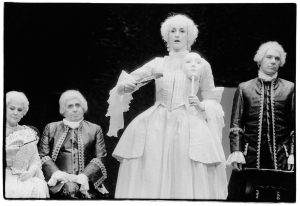Carlo Goldoni, Počitniška trilogija, režiser Mario Uršič, SNG Drama Ljubljana, premiera 2. aprila 1991. Na fotografiji: Saša Pavček (Giacinta), Marija Benko (Costanza), Polde Bibič (Filippo) in Aleš Valič (Leonardo). Foto: Tone Stojko; vir: Ikonoteka SLOGI.
