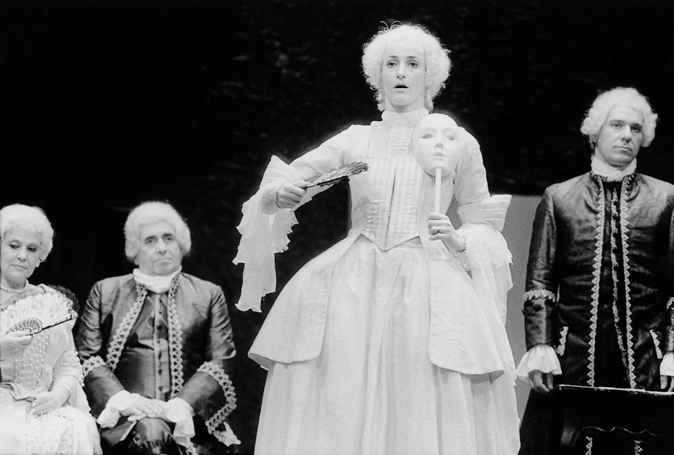 Carlo Goldoni, Počitniška trilogija, režiser Mario Uršič, SNG Drama Ljubljana, premiera 2. aprila 1991. Na fotografiji: Saša Pavček (Giacinta), Marija Benko (Costanza), Polde Bibič (Filippo) in Aleš Valič (Leonardo). Foto: Tone Stojko; vir: Ikonoteka SLOGI.