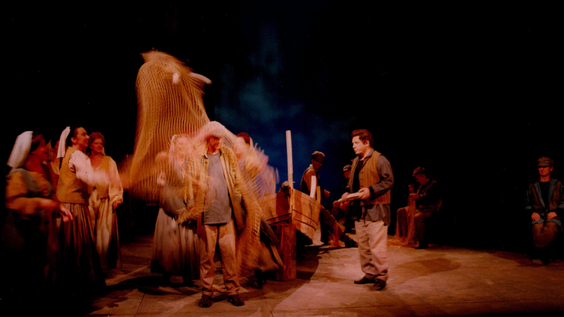 Marjan Kozina: Ekvinokcij, režiser Vinko Möderndorfer, SNG Opera in balet Ljubljana, premiera 12. 11. 1998. Arhiv SNG Opera in balet Ljubljana, foto: Saša Novković. Na fotografiji: Daniela Perne, Zdenka Gorenc, Slavko Savinšek, Irena Svoljšak, Tomaž Čibej, Jurij Reja, Rado Pančur, Venčeslav Zadravec in operni zbor.