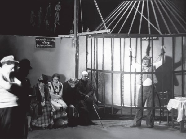 Beraška opera, režija Bojan Stupica, Narodno gledališče v Ljubljani, premiera 30. 9. 1937. Vir fotografije: Ikonoteka SLOGI – Gledališki muzej. Na fotografiji, v kletki: Bojan Stupica.
