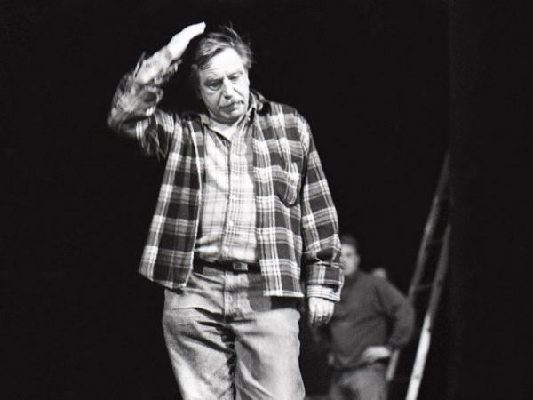 Dušan Jovanović med režijo svoje drame Kdo to poje Sizifa, krstno uprizorjene 12. januarja 1997 v SNG Drama Ljubljana. Foto: Tone Stojko, vir : Ikonoteka SLOGI – Gledališki muzej.