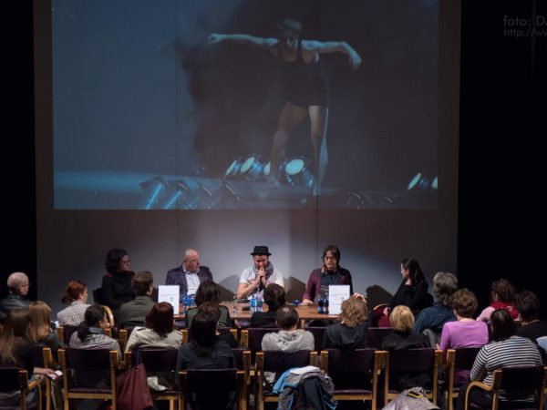 Okrogla miza Srečko Kosovel na odru, 18. 3. 2014. Foto: David Verlič.